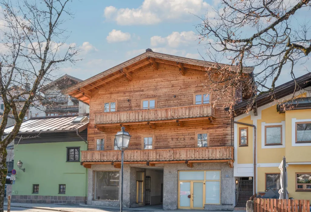 Fassade mit Geschäft im Erdgeschoss