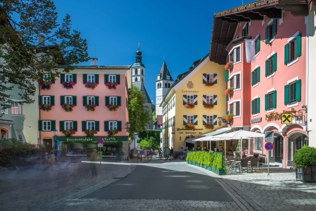Die Vorderstadt von Kitzbühel mit bunten Fassaden, Blumenkästen und den Türmen der Kirchen